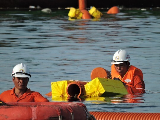 Cáp ngầm cấp điện cho đảo Lý Sơn trồi lên mặt biển