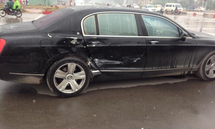 Hà Nội: Siêu xe Bentley vượt đèn đỏ, bị tông trực diện