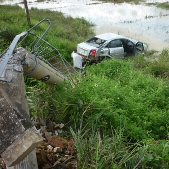 Hy hữu: Ô tô lao vào tàu hỏa, 4 người thoát chết