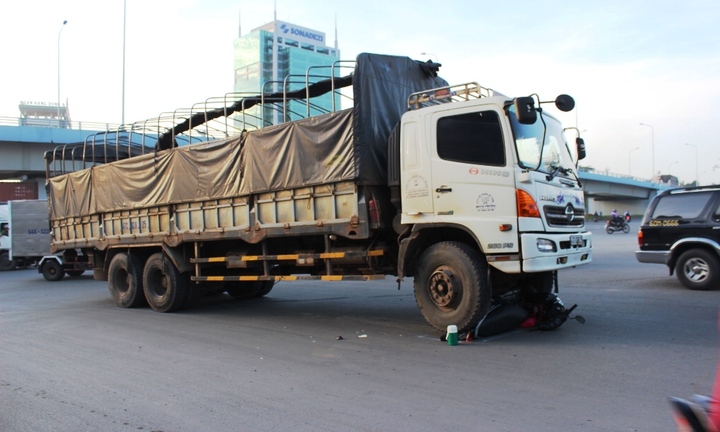 Thiếu nữ thoát chết ngoạn mục dưới gầm xe tải