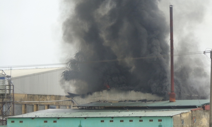 Cháy công ty may Bắc Giang, hơn 1.200 công nhân tháo chạy  