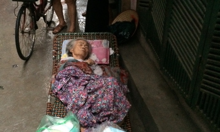 Phẫn nộ: Con dâu khóa trái cửa, mẹ chồng nằm vất vưởng chờ chết