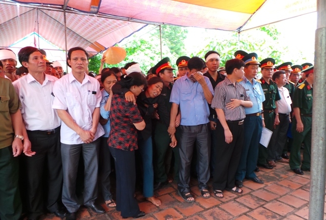 Nước mắt xót xa tiễn đưa chiến sĩ trẻ tuổi về với đất mẹ