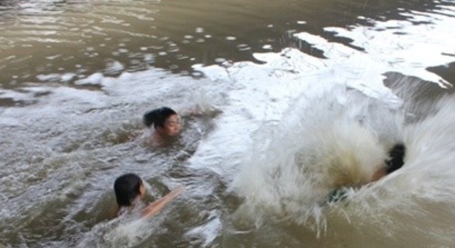 Theo bố mẹ đi làm rẫy, cả 3 anh em ruột chết đuối trong hồ nước