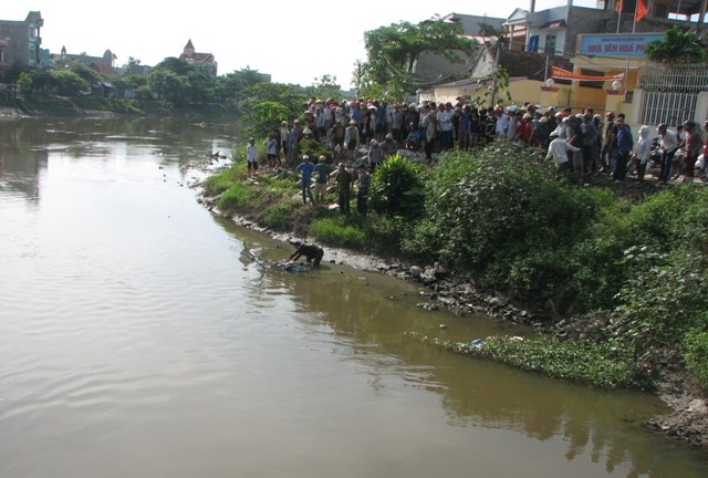 Phát hiện thi thể phụ nữ chỉ mặc áo ngực trôi sông