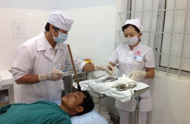 Tuần tra nhân dân bị “cẩu tặc” bắn mũi chĩa dài 40cm giữa trán