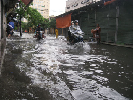 Mưa lớn, Hà Nội lại ngập trong biển nước