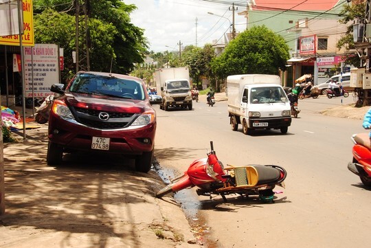 Mở cửa ô tô bất ngờ, một phụ nữ bị xe tải cán tử vong