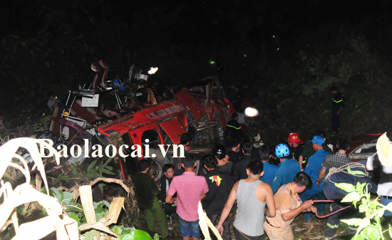Cận cảnh hiện trường xe khách chở 53 người rơi xuống vực sâu