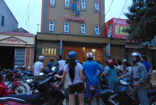 Đi hát karaoke, nữ sinh viên năm nhất bị đâm tử vong