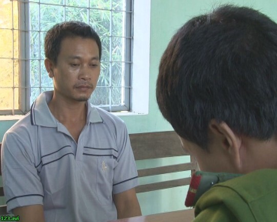 Bắt kẻ phục dưới gầm giường nhà nghỉ đâm chết tình nhân của vợ