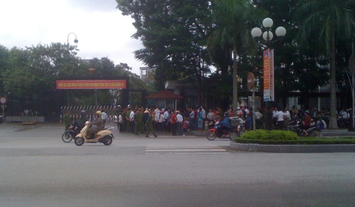 Vụ hỗn chiến bãi ngao:Dân kéo lên tỉnh, Phó chủ tịch ra đối thoại