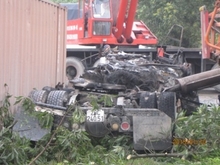 Xe CSGT bị ôtô đầu kéo hất văng xuống vực và bốc cháy