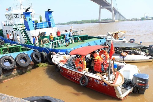 TP.HCM: Tàu bất ngờ phát nổ, hai người thương vong