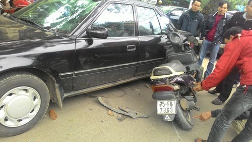 Huế: Xe taxi va chạm với xe máy, một người nguy kịch
