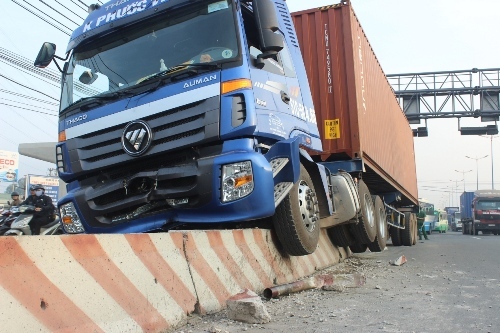 TP HCM: Xa lộ kẹt cứng vì xe container “trèo” dải phân cách