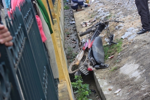 Người đàn ông đi xe máy bị tàu hỏa tông văng 10 mét tử vong