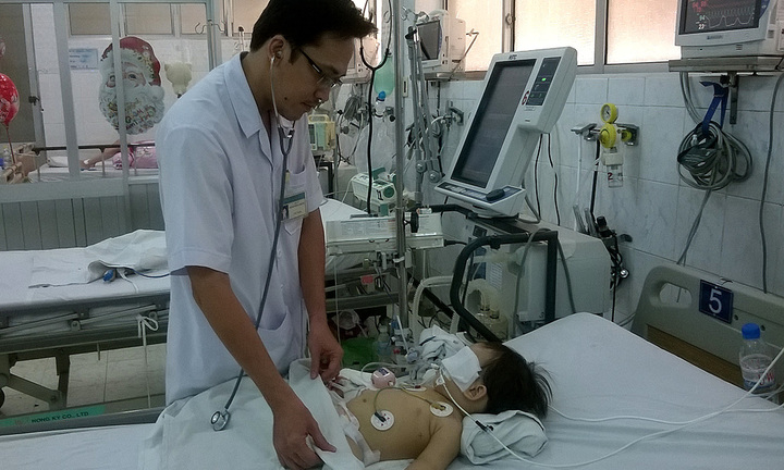 Đồng Nai: Sặc thạch rau câu, bé 2 tuổi nguy kịch