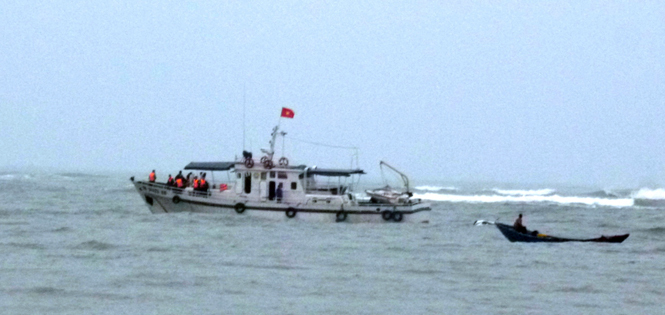 Quảng Bình: Tàu cá bị sóng đánh chìm, 7 thuyền viên thoát nạn