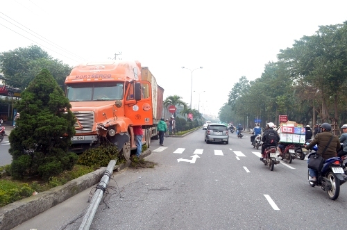 Đà Nẵng: Tài xế ngủ gật, hai xe container tông nhau gây kẹt xe hàng giờ liền