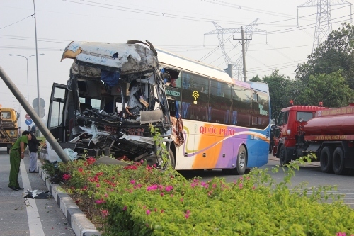 Xe khách chở hơn 20 người gặp tai nạn ở Bình Dương