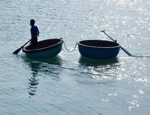 2 ngư dân thả thúng câu mực bị sóng biển nhấn chìm