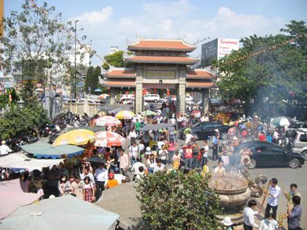 Loạn “thánh” ở TP.HCM: Bùng nổ bói dạo kiểu “nhìn mặt, đặt tiền”