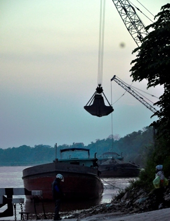 Kỳ 2: Bắn người, đốt tàu trên sông tranh giành 