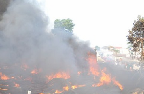 Cháy xưởng phế liệu, dân hoảng loạn ôm đồ đạc bỏ chạy