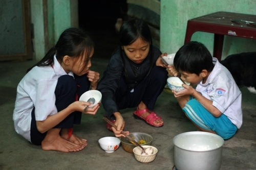 Cảm thương hoàn cảnh ba chị em mồ côi ở Quảng Ngãi