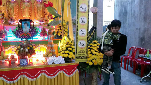 Thai phụ tháng thứ 7 tử vong: Chồng ôm con trai 3 tuổi nấc từng hồi