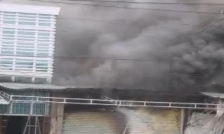 Cháy nhà trưởng phòng cảnh sát, gần 200 người dập lửa 