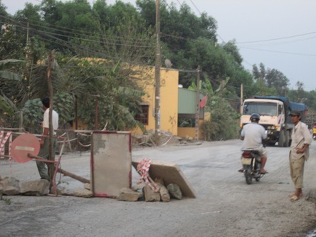 Vụ dân lập rào chặn xe quá tải: Vẫn chưa đi đến thỏa hiệp