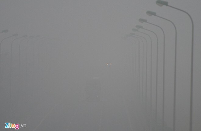 Hà Nội chìm trong sương mù dày đặc, cao ốc đồng loạt 