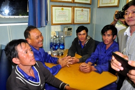 Tàu cá VN mắc cạn ở Hoàng Sa: Do bị “tàu lạ” truy đuổi