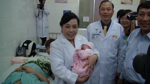 Bộ trưởng Bộ Y tế thăm và chúc tết bệnh nhân trong đêm giao thừa