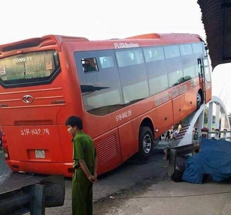 Video: Xe Phương Trang leo thành cầu, hơn 30 khách hoảng loạn