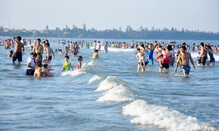 Tắm biển đầu năm mới, 3 học sinh chết đuối