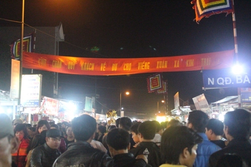 La liệt cảnh mẹ ôm con đi ăn xin giữa đêm tại chợ Viềng