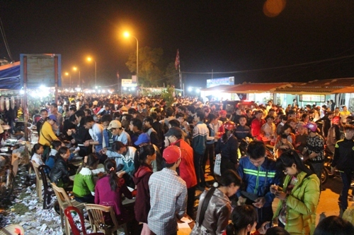 Chủ tịch tỉnh cầm đường dây nóng xử lý cán bộ đi lễ hội trong giờ làm