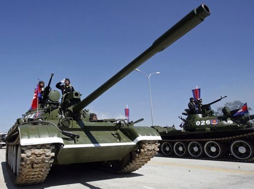 Việt Nam viện trợ Campuchia xây xưởng sửa chữa xe tăng