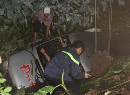 Xe khách chở 14 người va chạm xe máy rồi lao xuống hố sâu