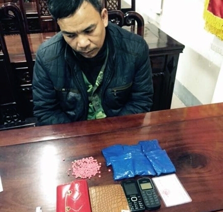 Bắt giữ cặp vợ chồng vận chuyển 1200 viên hồng phiến