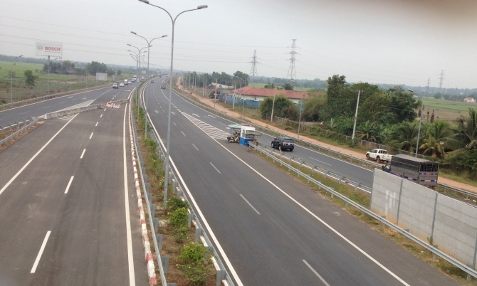 Thủ tướng dự lễ thông xe tuyến cao tốc hiện đại bậc nhất Việt Nam