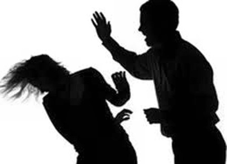 Dùng búa chém vợ rồi uống thuốc sâu tự tử