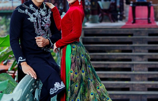 Siêu mẫu Ngọc Tình thắm thiết bên người đẹp diện áo dài đuôi công