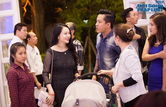 Tuấn Hưng và Hương Baby làm lễ đầy tháng cho con trai 