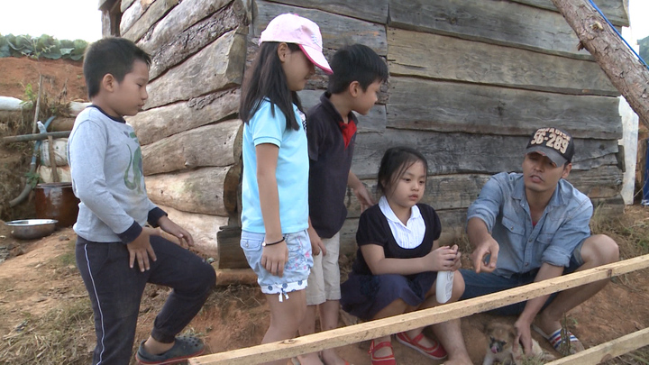 Bố ơi Mình đi đâu thế: Các bé tranh nhau làm 