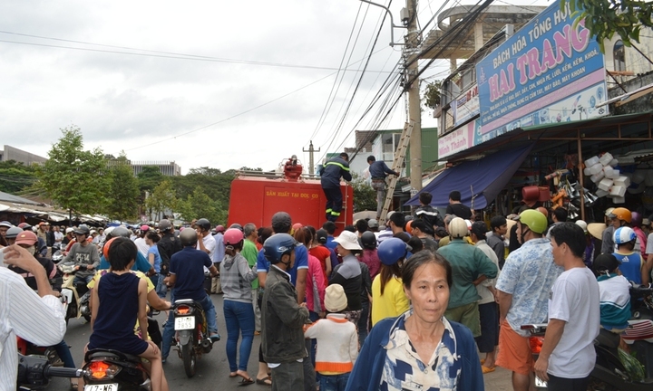 Bắt dây cáp, bị điện giật chết treo ngay trên cột điện
