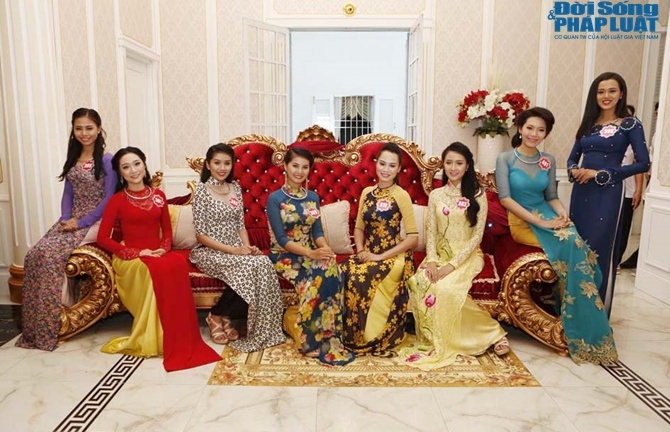 Thí sinh Hoa hậu Việt Nam thăm nhà công tử Bạc Liêu